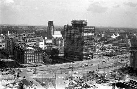 De Blaak met modehuis Gerzon, Stad Rotterdam verzekeringen gebouw, Sint-Laurenskerk en afgesloten Leuvesluis 1967