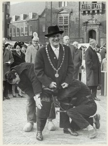 De burgemeester Cremers als stratenmaker de laatste steen van de heringerichte Grote Markt is gelegd. NL-HlmNHA 54028134