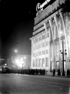 De Aleje Jerozolimskie (Jeruzalemallee) in Warschau bij avond. Grote groep mense, Bestanddeelnr 190-0699