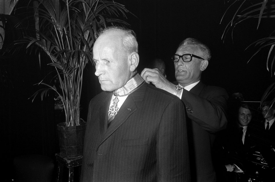 De afgetreden CNV-voorzitter J. Van Eibergen krijgt een onderscheiding van minis, Bestanddeelnr 922-6112