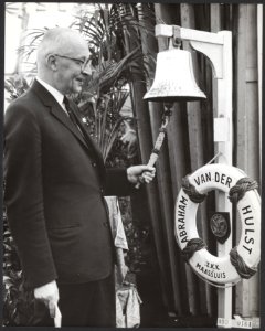 De burgemeester van Rotterdam G.E. van Walsum opent in Hoek van Holland de tento, Bestanddeelnr 093-0164