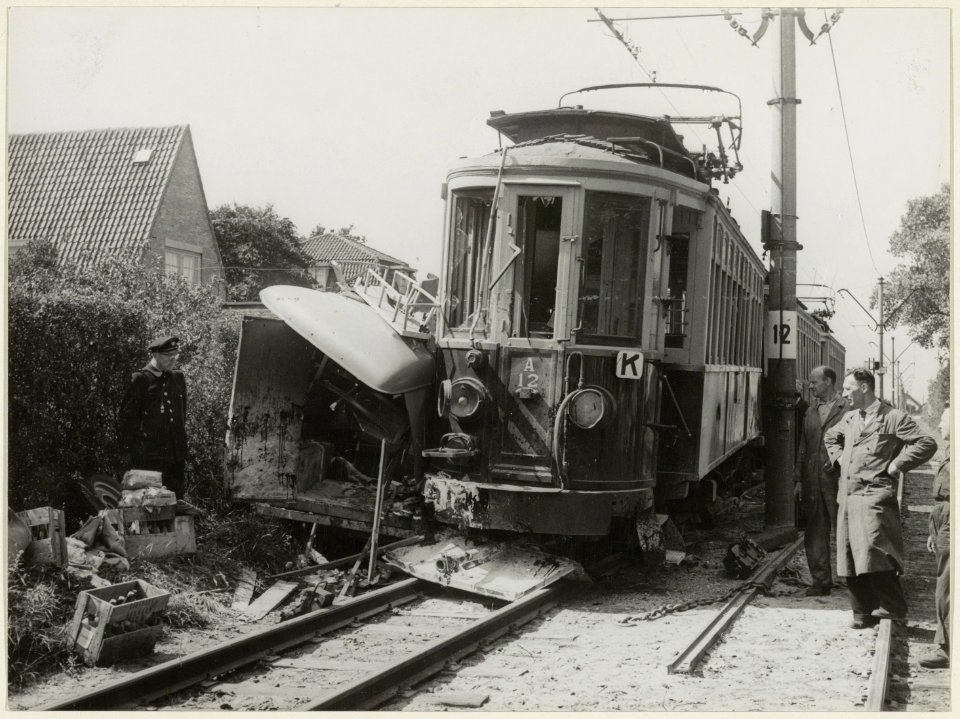 De Blauwe Tram na een botsing met een bestelauto op 13 augustus 1952 in Bentveld. NL-HlmNHA 54004209