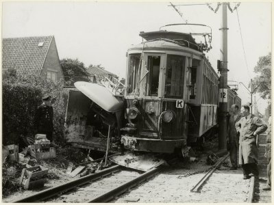 De Blauwe Tram na een botsing met een bestelauto op 13 augustus 1952 in Bentveld. NL-HlmNHA 54004209