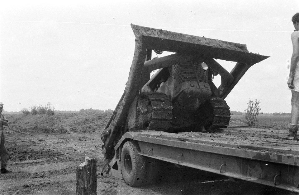 De bulldozer wordt na gedane arbeid op een oplegger gereden, Bestanddeelnr 466-6-1