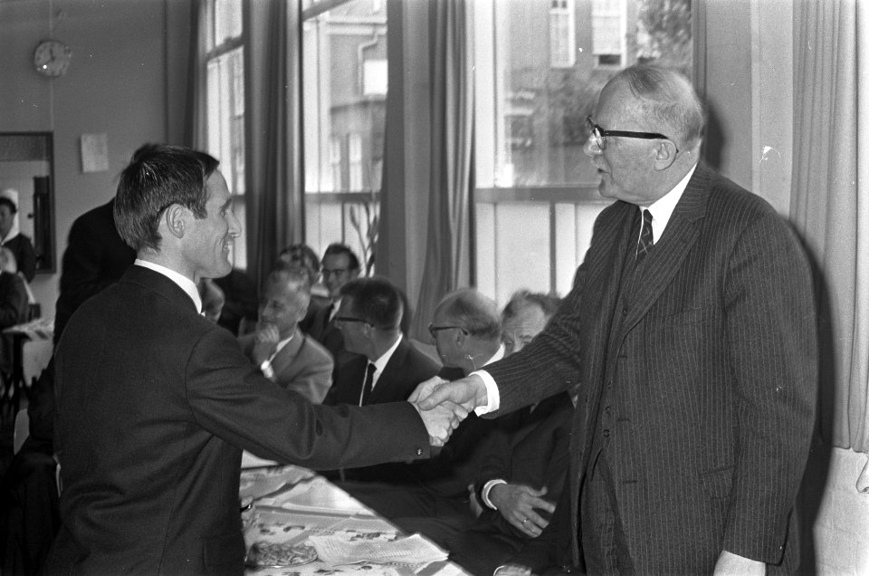 De bul wordt uitgereikt aan dhr. L. van der Heijden, door professor H. Gerding (, Bestanddeelnr 920-4785