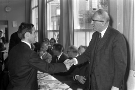 De bul wordt uitgereikt aan dhr. L. van der Heijden, door professor H. Gerding (, Bestanddeelnr 920-4785