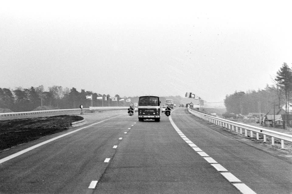 De bus met daarin koningin Juliana en koning Boudewijn op de nieuwe weg, Bestanddeelnr 925-3188