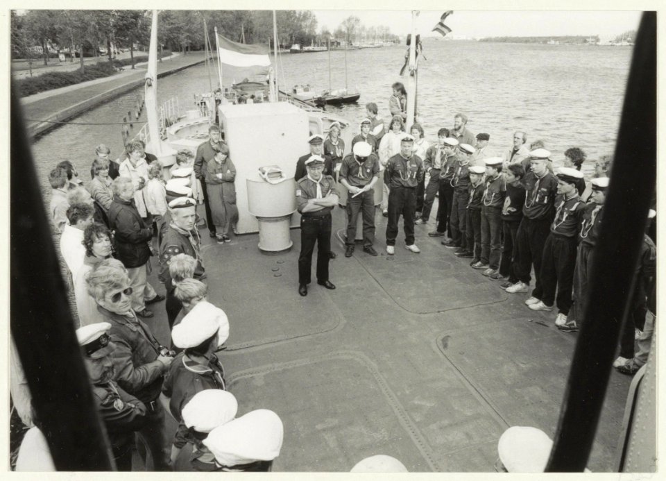 De Blauwe wimpel vaar de Haarlemse Zeeverkenners, aan boord van de Le Fougeux., NL-HlmNHA 54023703