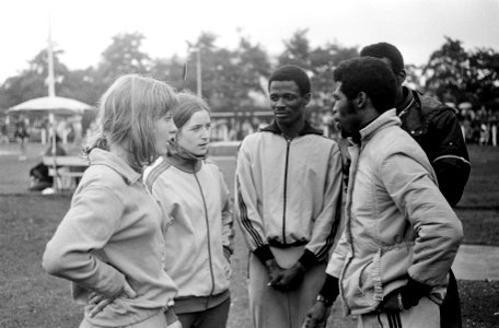 De Amerikaanse hardloper Charlie Greene Rechts) in gesprek met de Nederlandse sp, Bestanddeelnr 923-6450
