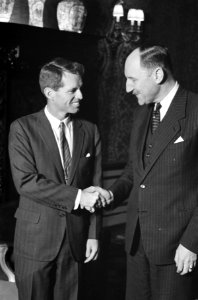 De Amerikaanse minister van Justitie, Robert Kennedy begroet door minister Luns , Bestanddeelnr 913-5660