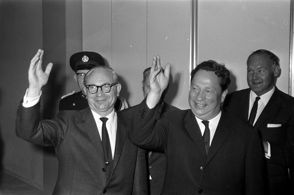 De burgemeester en ambassadeur Larrov (links) zwaaien ten afscheid op Schiphol, Bestanddeelnr 921-6118