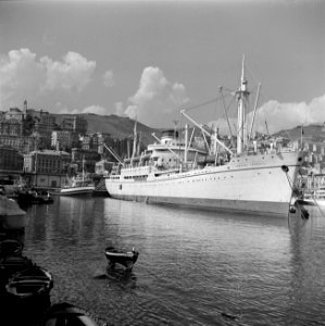 De Amerigo Vespucci afgemeerd in de haven van Genua, Bestanddeelnr 255-0215