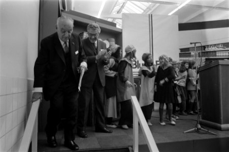 De Burgemeester (tweede van links) tijdens het bezoek ter gelegenheid van de pro, Bestanddeelnr 926-7768