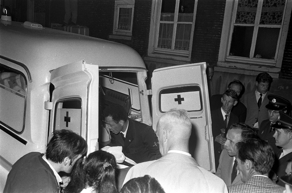 De ambulance staat gereed temidden van het publiek, Bestanddeelnr 921-5797