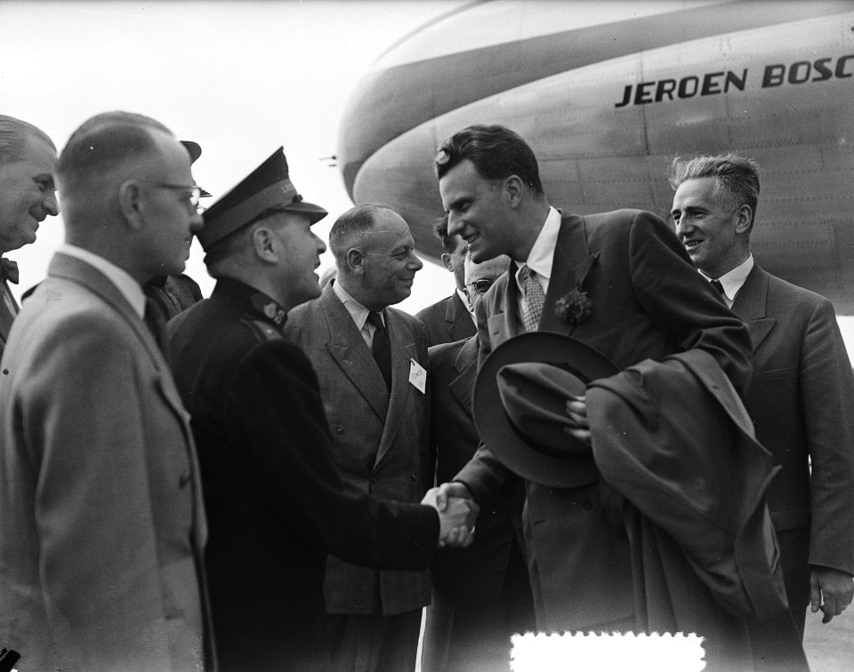 De Amerikaanse evangelist Billy Graham word bij aankomst op Schiphol verwelkomd , Bestanddeelnr 906-5377