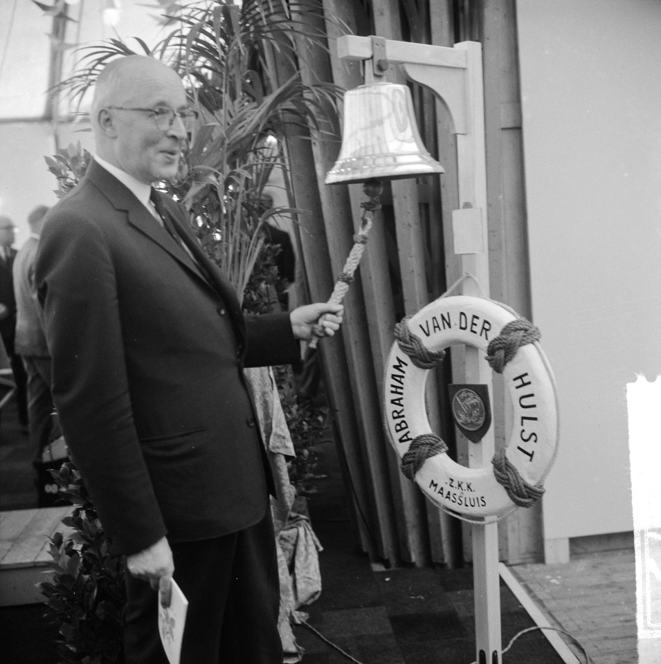 De burgemeester van Rotterdam G.E. van Walsum opent in Hoek van Holland de tentoonstelling Ay-Ay over de 100-jarige Nieuwe Waterweg door het luiden van de scheepsbel van koopvaardij-opleidingsschip Abraham van der Hulst, Bestanddeelnr 916-6479