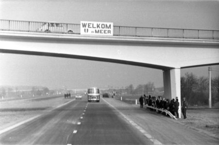 De bus met daarin koningin Juliana en koning Boudewijn op de nieuwe weg, Bestanddeelnr 925-3185
