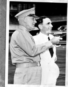 De Amerikaanse generaal George H. Brett (commandant US Caribbean Defense Command, Bestanddeelnr 934-9011
