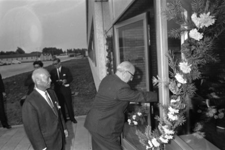 De burgemeester verricht de openingshandeling van het Canon-gebouw, begeleid doo, Bestanddeelnr 921-7138
