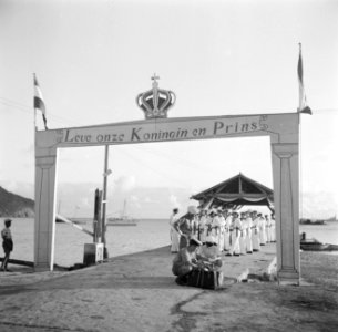 De aanlegsteiger met een ereboog op Sint Maarten met een erewacht van matrozen, Bestanddeelnr 252-4024