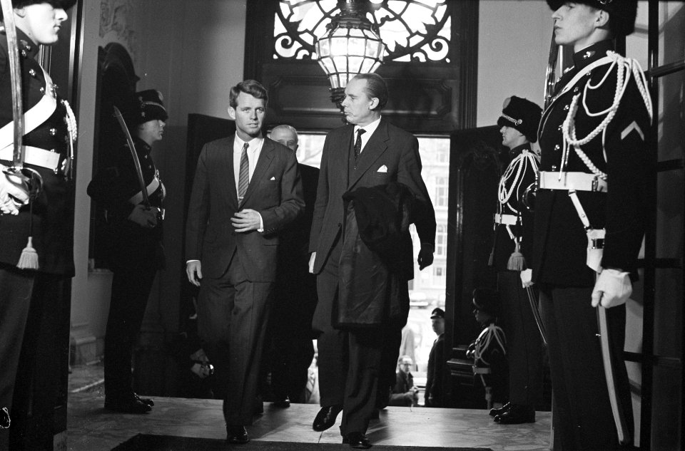 De Amerikaanse minister van Justitie, Robert Kennedy, bezoekt de Nederlandse reg, Bestanddeelnr 913-5663