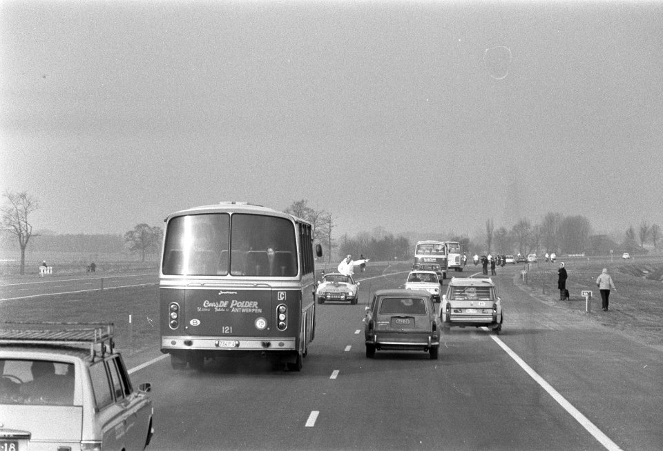 De bus met daarin koningin Juliana en koning Boudewijn op de nieuwe weg, Bestanddeelnr 925-3196