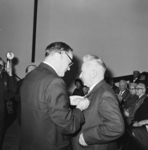 De Albert Schweitzerprijs , uitgereikt aan prof. dr. W. Banning , rechts dr. H. , Bestanddeelnr 934-6409