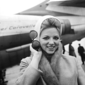 De actrice bij aankomst, met in haar hand een zonnebril, Bestanddeelnr 918-4654