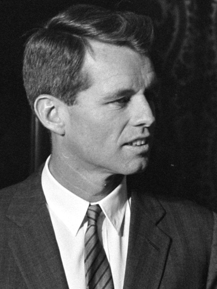 De Amerikaanse minister van Justitie, Robert Kennedy begroet door minister Luns , Bestanddeelnr 913-5665 (1)