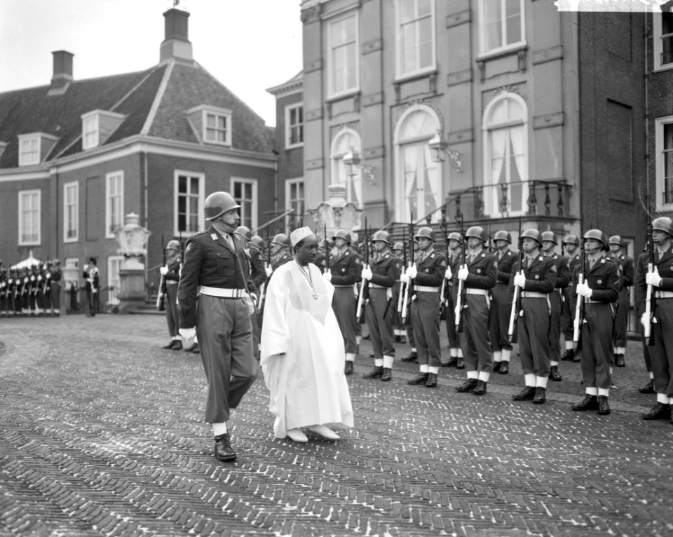De ambassadeur van Guinea, Tibou Tounkara, biedt zijn geloofsbrieven aan koningi, Bestanddeelnr 913-5207