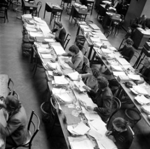 De administratie van de Irish Hospitals Sweepstake wordt aan lange tafels in een, Bestanddeelnr 191-0884