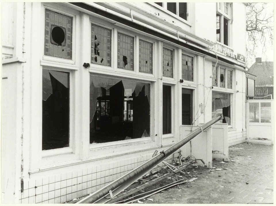De afbraak van hotel café restaurant van Aken op de hoek van het Houtplein en de Baan. NL-HlmNHA 54021249