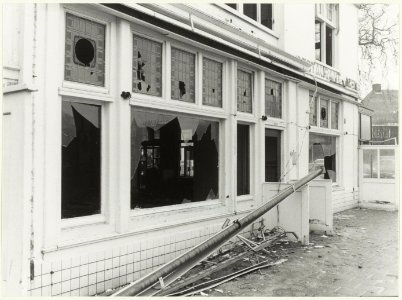 De afbraak van hotel café restaurant van Aken op de hoek van het Houtplein en de Baan. NL-HlmNHA 54021249