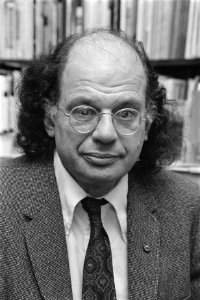 De Amerikaanse schrijver Allen Ginsberg signeert werk in de Atheneumboekhandel, Bestanddeelnr 930-5558
