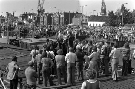 De actieleider Van Laak (midden) met megafoon deelt mee dat de blokkade wordt op, Bestanddeelnr 928-1217