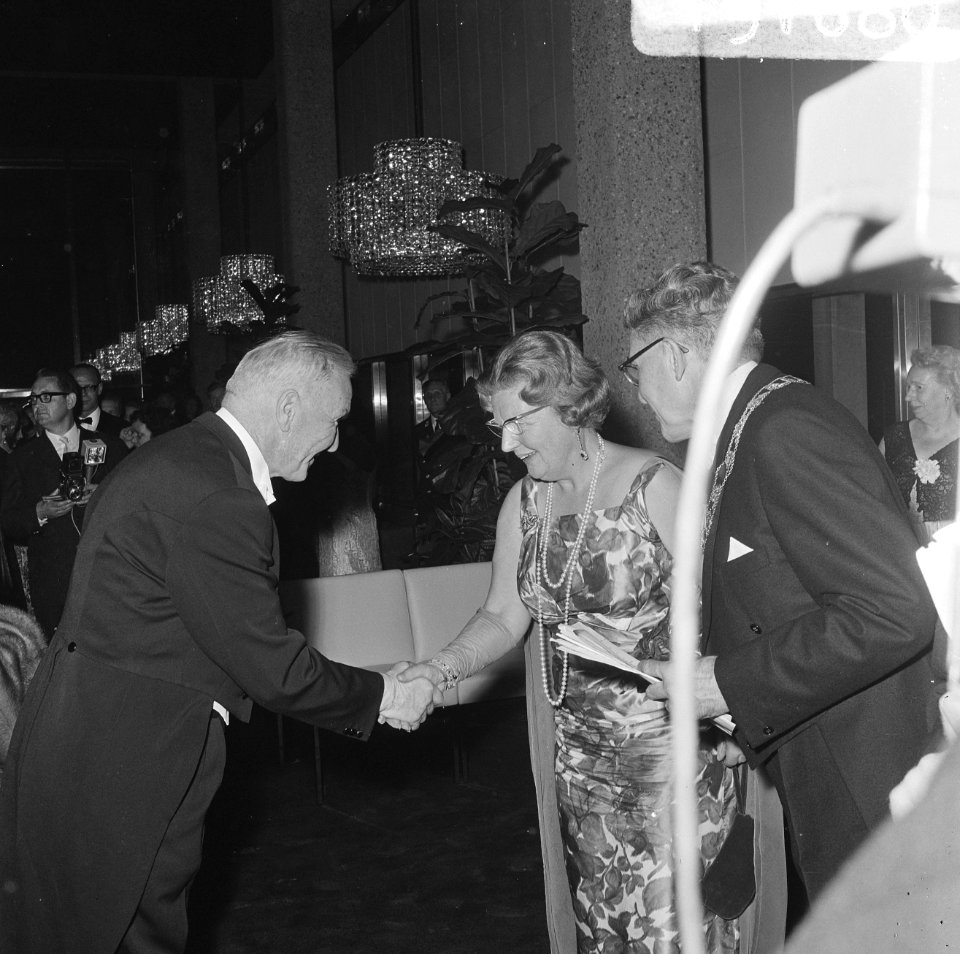 De ambassadeur van de USSR wordt aan koningin Juliana voorgesteld, Bestanddeelnr 919-1680