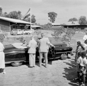 De aankomst van de koninklijke auto in Lelydorp voor een bezoek aan het Lelydorp, Bestanddeelnr 252-4697