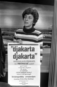 De activiste met een poster, Bestanddeelnr 926-8762