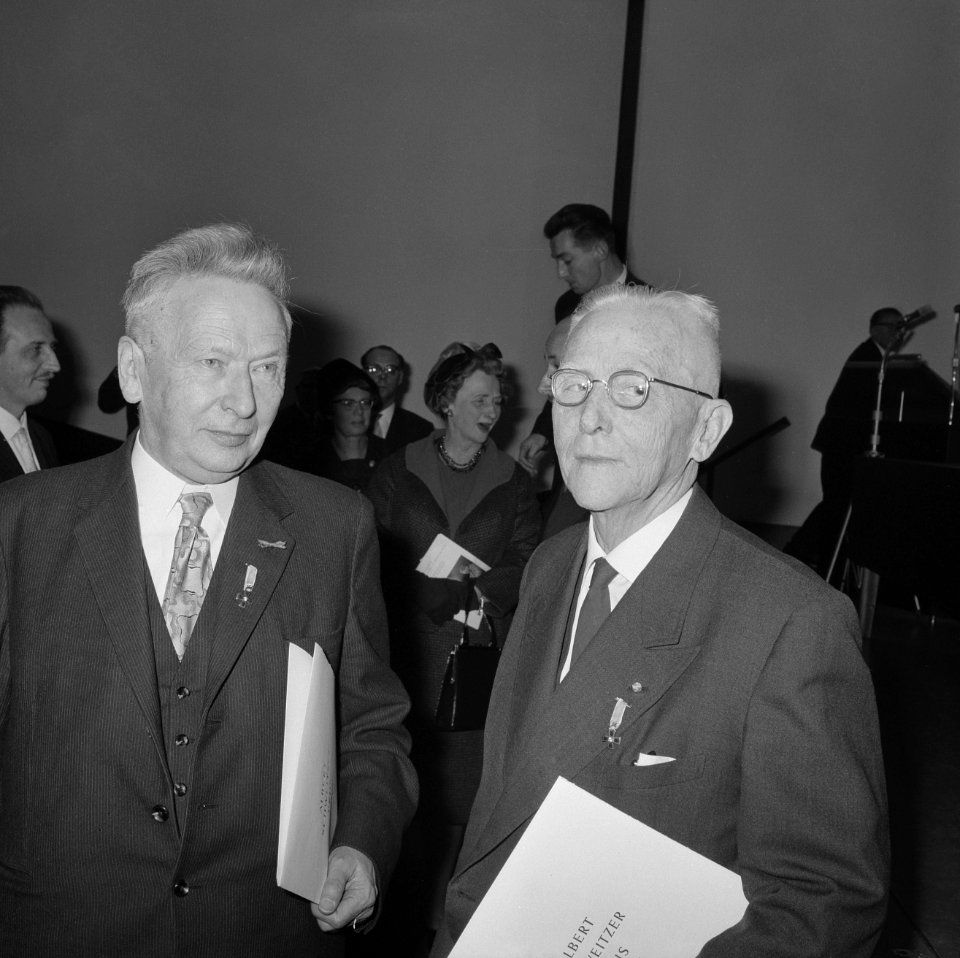 De Albert Schweitzerprijs , uitgereikt aan prof dr W Banning , rechts dr H , Bestanddeelnr 914-7054