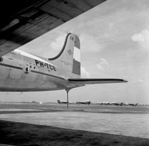 De Douglas DC-4 Edam met de KLM huisstijl en voorzien van het Flying Dutchman, Bestanddeelnr 255-8916