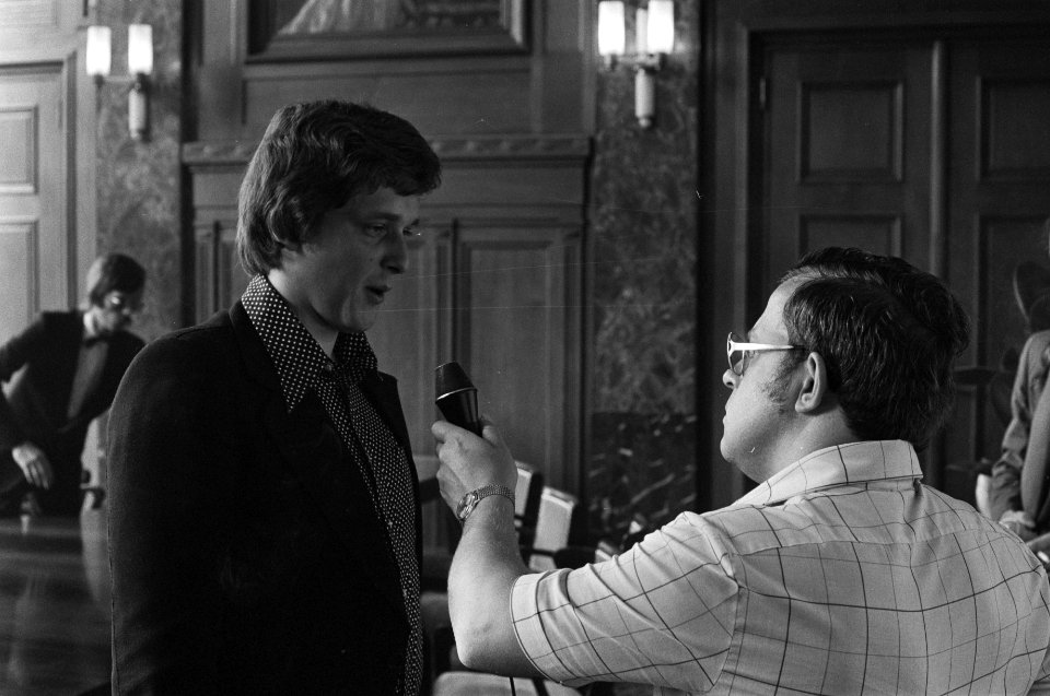 De actieleider Van Laak tijdens een interview, Bestanddeelnr 928-1219
