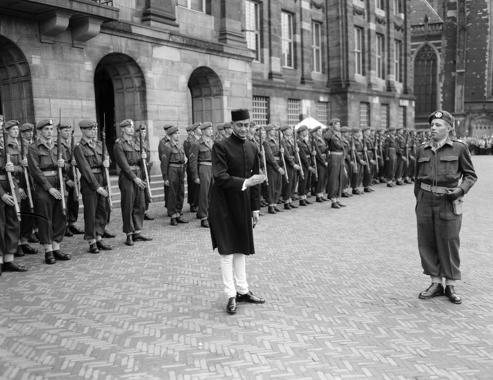 De ambassadeur van India, B.N. Chakravarty, inspecteert de erewacht bij aankomst, Bestanddeelnr 906-6701