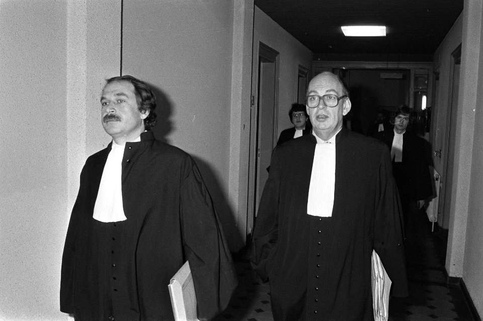 De advocaten Stokman (links) en Kuyper komen de rechtzaal binnen, Bestanddeelnr 931-8295