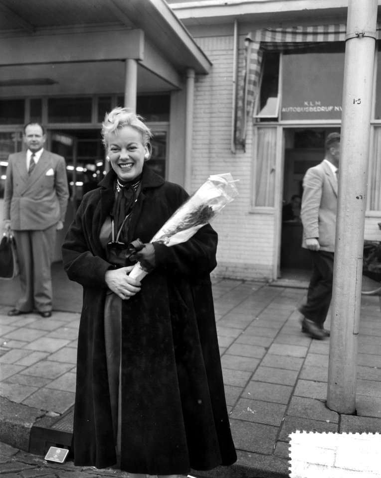 De Amerikaanse voormalige filmactrice en tv-presentatrice Faye Emerson op Schiph, Bestanddeelnr 908-0017