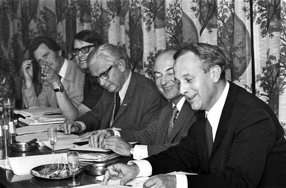 De drie commissieleden v.l.n.r. Scholten, Schmelzer en Steenkamp, Bestanddeelnr 928-0412