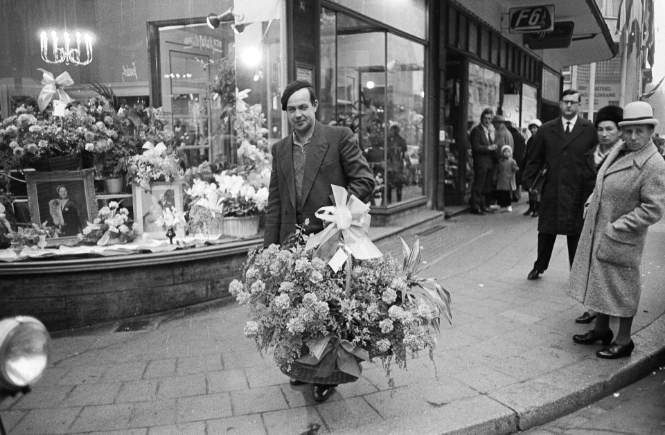 De abdicatie en opvolging in Luxemburg, in etalage staan portretten hertogelijke, Bestanddeelnr 934-6442