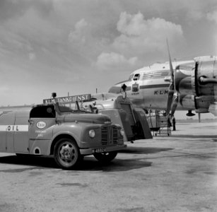 De Douglas DC-4 Edam met de KLM huisstijl en voorzien van het Edam logo onde, Bestanddeelnr 255-8913