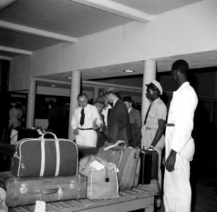 De bagageband in het stationsgebouw op vliegveld Hato op Curaçao, Bestanddeelnr 252-7694