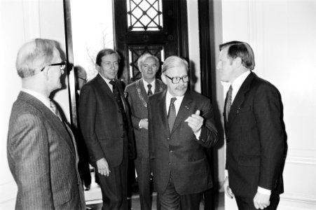 De aankomst van Prins Claus in het museum, naast hem burgemeester Schols van Den, Bestanddeelnr 930-5543