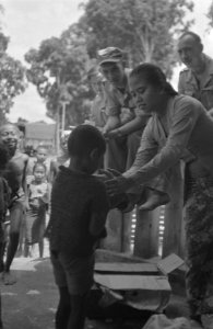 De door de T.N.I. gedwongen geevacueerde bevolking van Banjoe Biroe (Semarang se, Bestanddeelnr 424-4-6